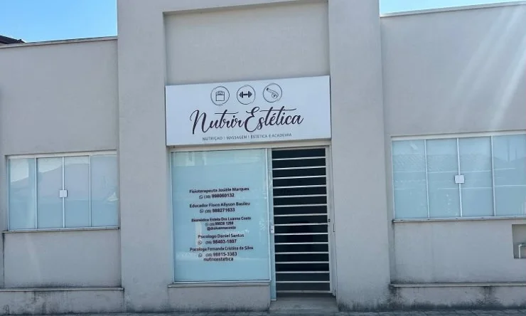 Fachada da NutrirEstética na Rua Ivan Barroso, com o letreiro e os nomes dos profissionais na porta de vidro